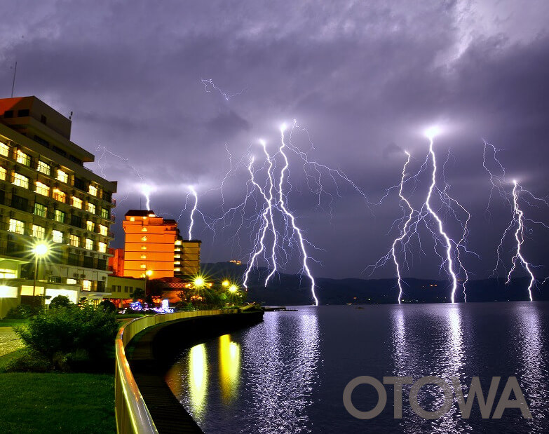 The 17th 雷写真コンテスト受賞作品 Bronze Prize -Lightning of Lake Toya before the earthquake-